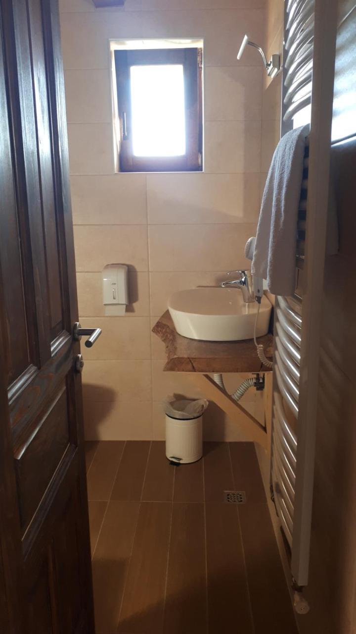 Konoba Ognjiste Acomodação com café da manhã Sokolac  Exterior foto