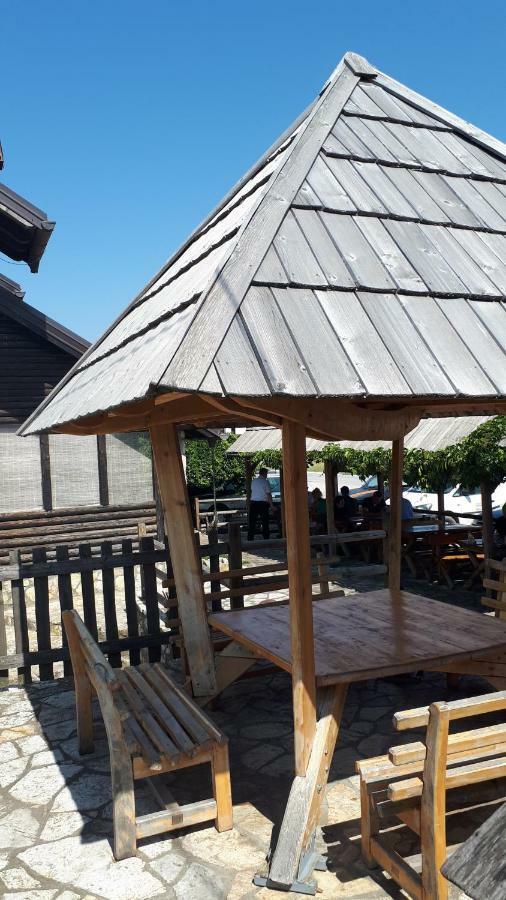 Konoba Ognjiste Acomodação com café da manhã Sokolac  Exterior foto