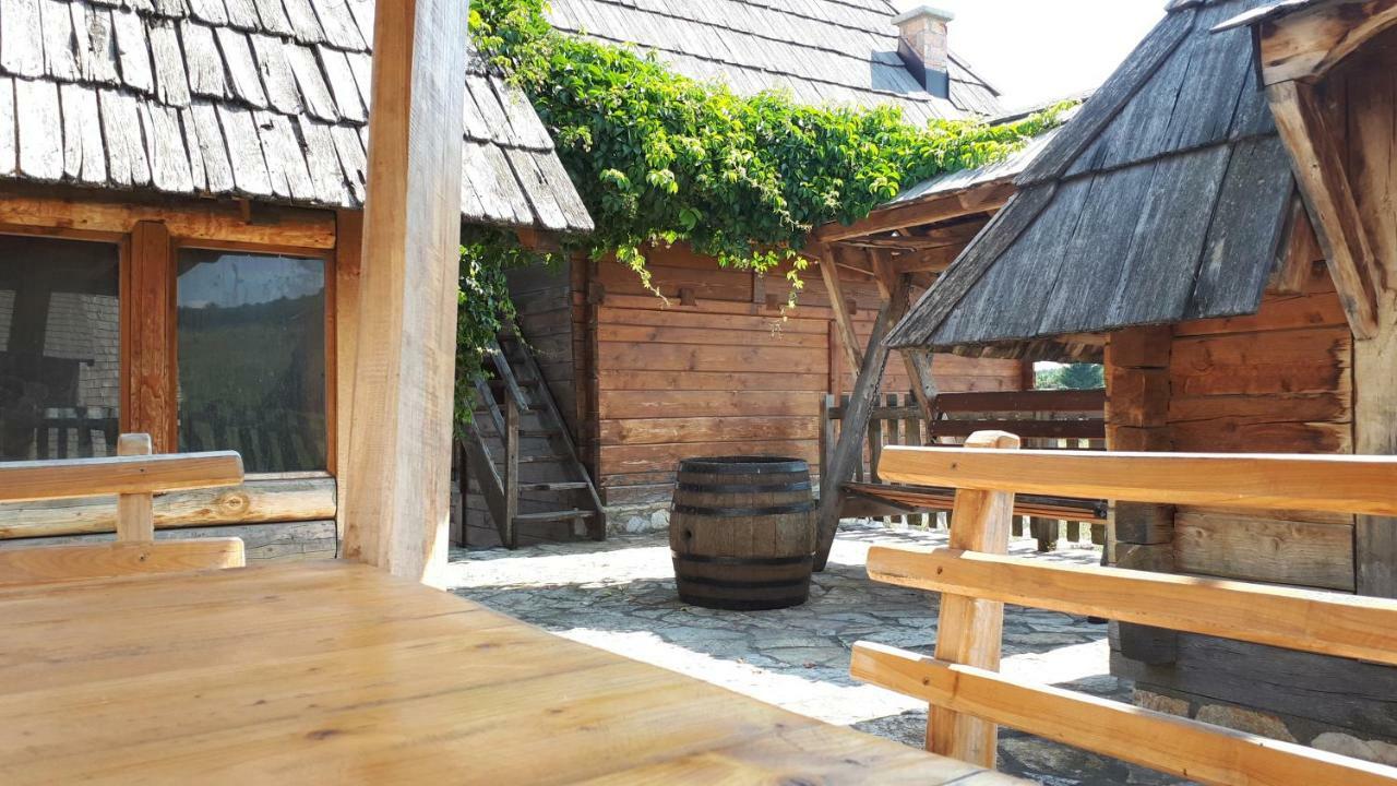 Konoba Ognjiste Acomodação com café da manhã Sokolac  Exterior foto
