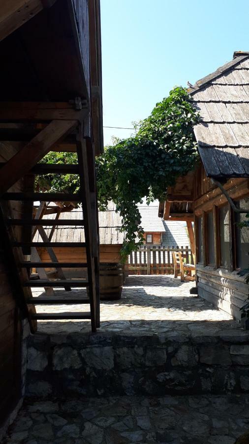 Konoba Ognjiste Acomodação com café da manhã Sokolac  Exterior foto