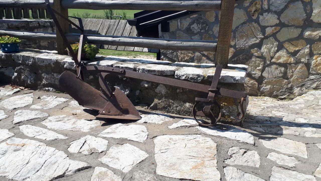 Konoba Ognjiste Acomodação com café da manhã Sokolac  Exterior foto