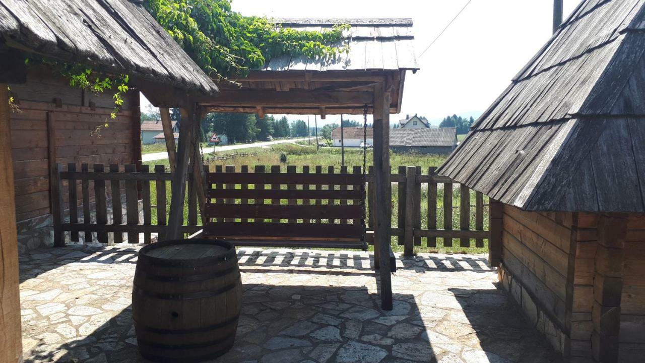 Konoba Ognjiste Acomodação com café da manhã Sokolac  Exterior foto