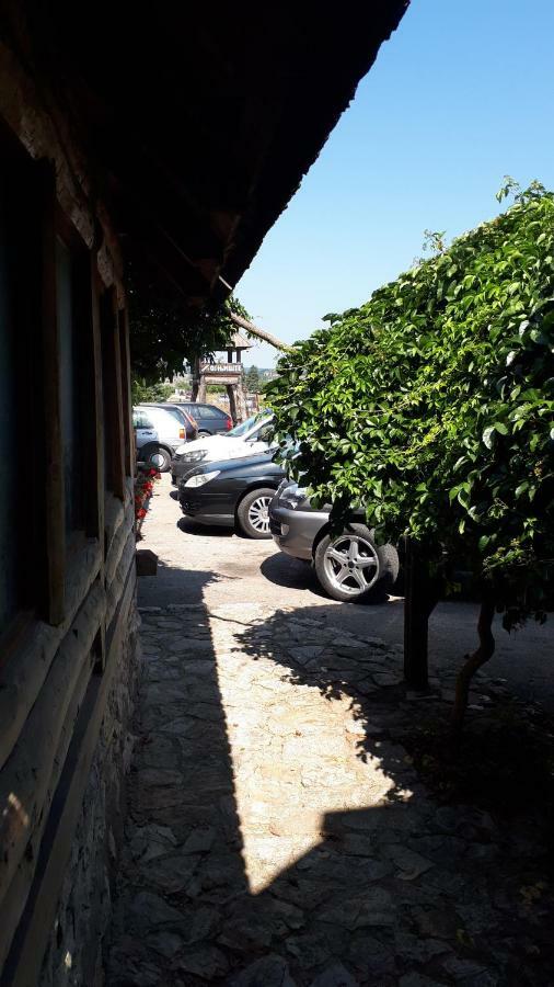 Konoba Ognjiste Acomodação com café da manhã Sokolac  Exterior foto