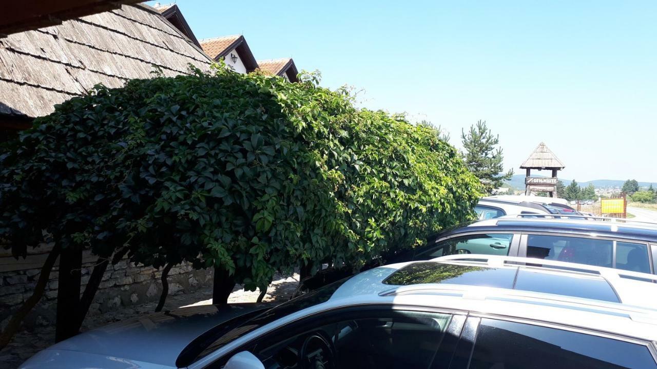 Konoba Ognjiste Acomodação com café da manhã Sokolac  Exterior foto
